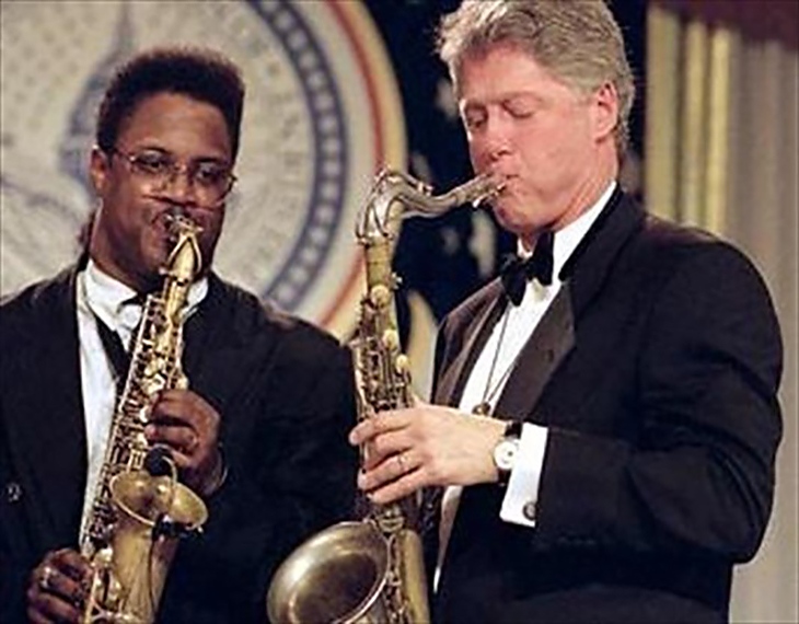 Бил Клинтън свири на саксофон “Хотелът на разбитите сърца” на Елвис по време на предизборната си капания през 1992 г.