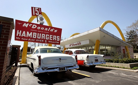 Първият ресторант Макдоналдс отваря на 15 май 1940 г.