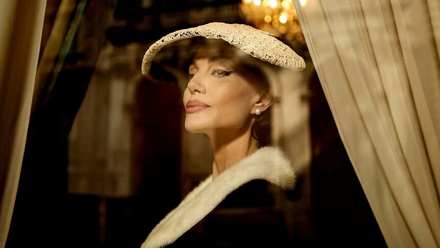 Актрисата Анджелина Джоли е избрана да изиграе легендарната Мария Калас в последния филм, посветен на живота й.