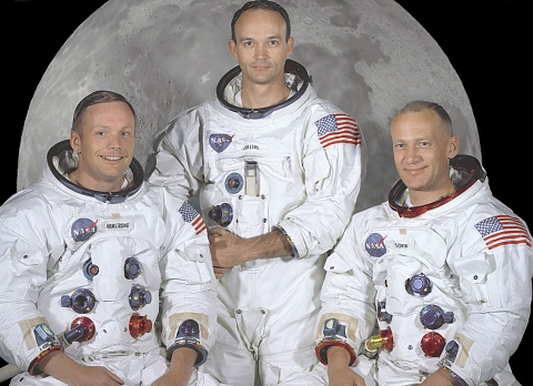 Нийл Армстронг (Аполо 11) е първият човек, стъпил на Луната на 20 юли 1969 г.