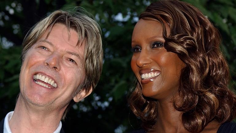 Английският музикант Дейвид Боуи през 1992 г. се жени за сомалийска моделка.