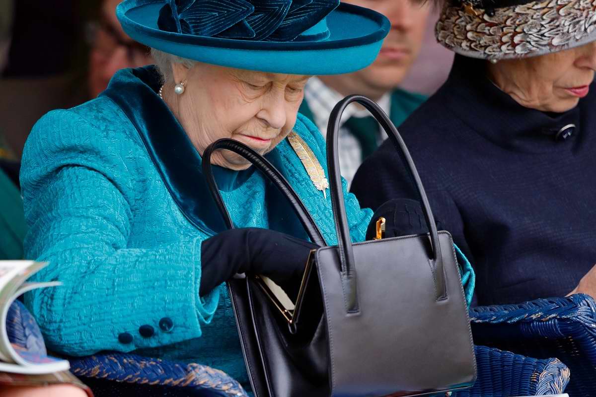 Дамските чанти на кралица Елизабет