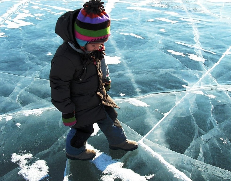 Деца на открит водоем през зимата