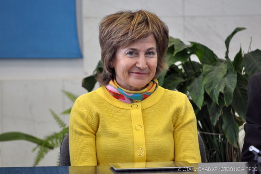 Чакаме ваксините на АстраЗенека на майката на евродепутатката Ева Майдел :: Здраве и култура