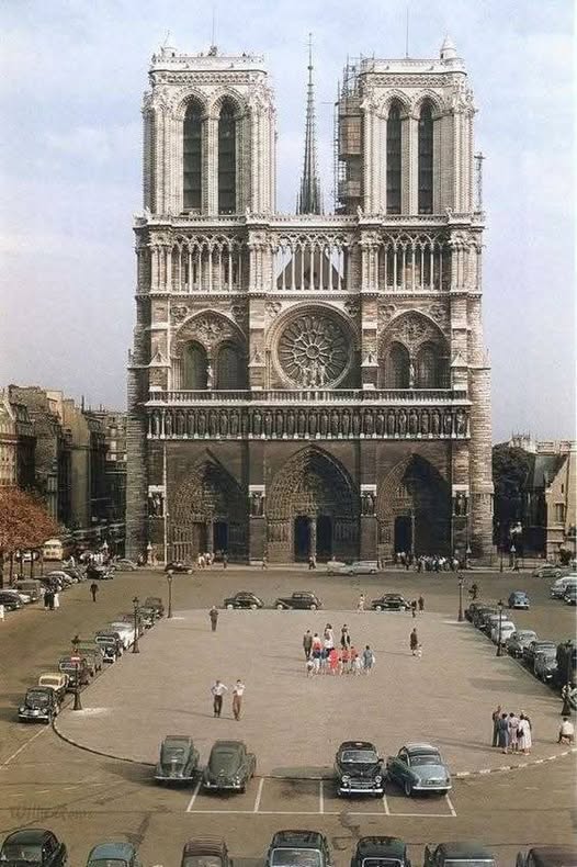 La cathédrale Notre-Dame de Paris en 1960