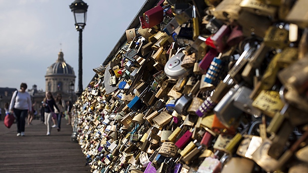 Свалят катинарите на любовта от Моста на изкуствата в Париж