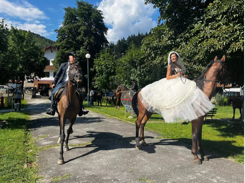 Младоженци се ожениха на коне в смолянско село