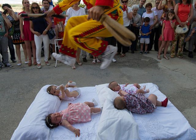 Мъже, преоблечени като дяволи, прескачат бебета в испанското село Кастрийо де Мурсия.