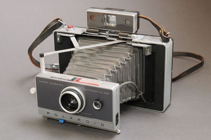 Резултат с изображение за „първият фотоапарат Полароид.“