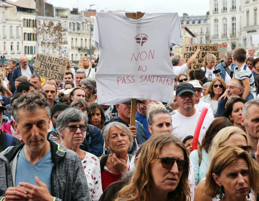 Французы миллион. Протесты против пенсионной реформы во Франции. Франции акции протеста против санитарных паспортов Франция.