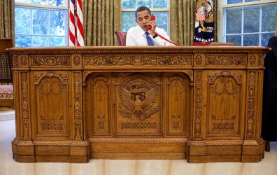 Червен телефон свързва президентите на САЩ и Русия