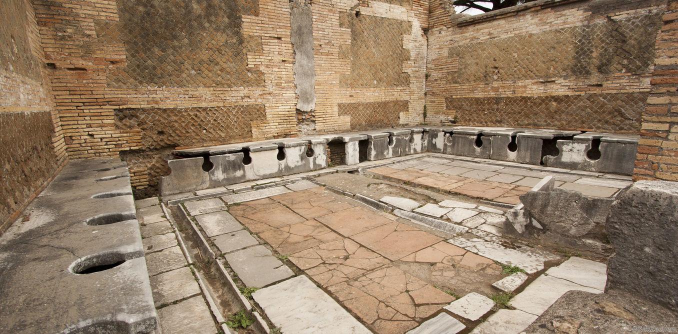 Общи тоалетни в древен Рим