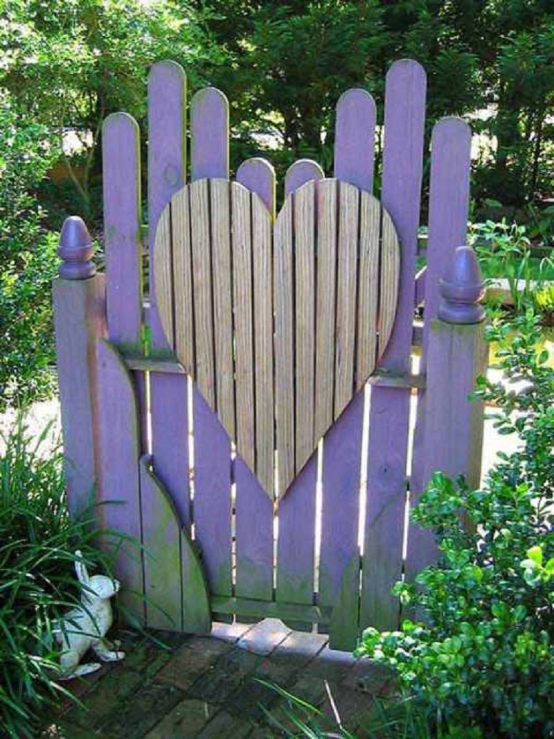 Романтична порта в градината