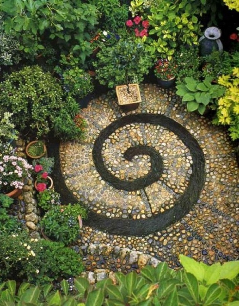 Спирална площадка в градината