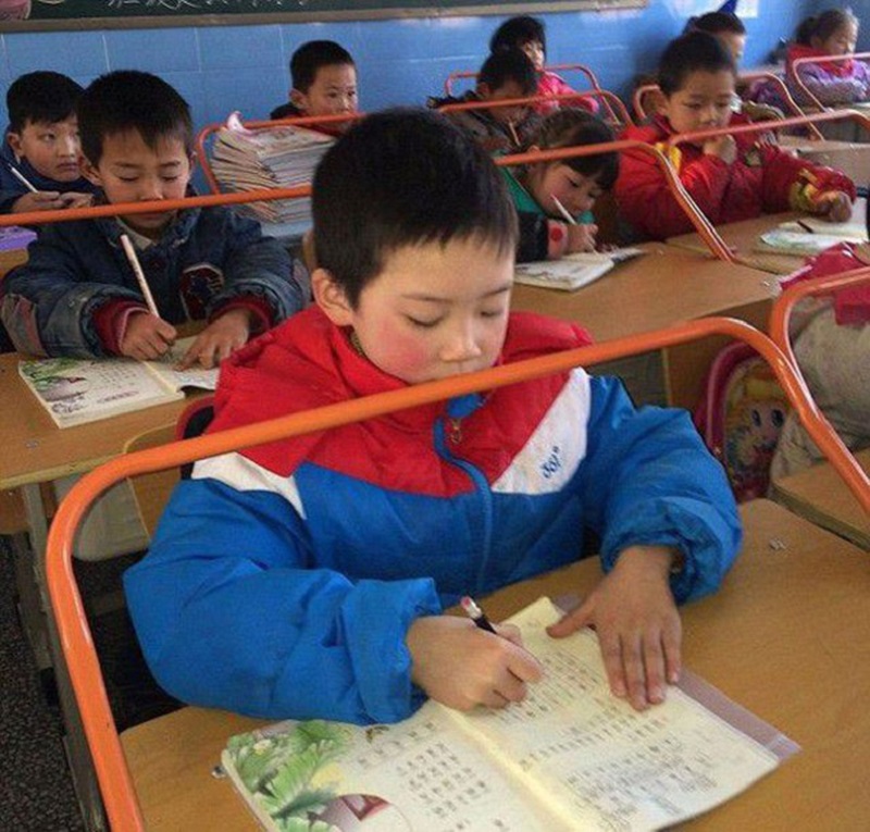 Правилна стойка на децата в училище в Китай