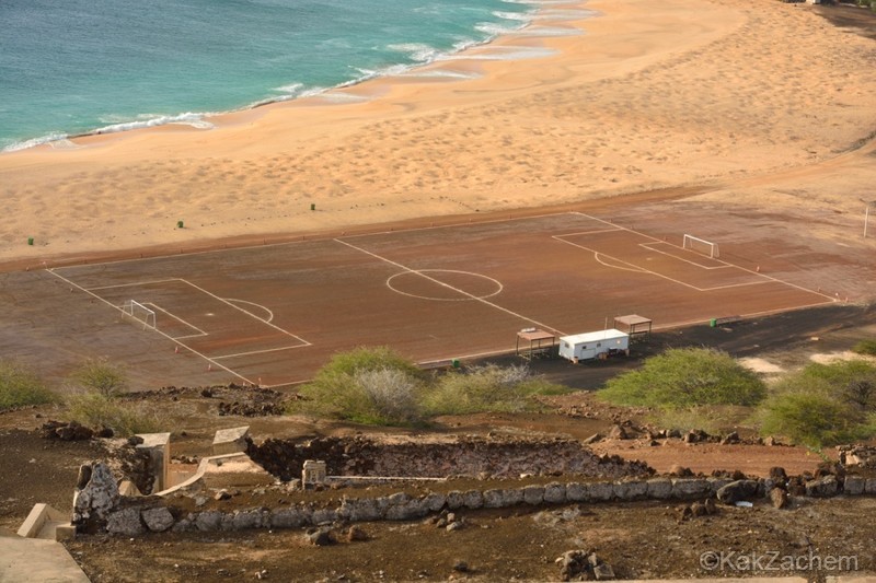 Странни футболни полета на брега на океана