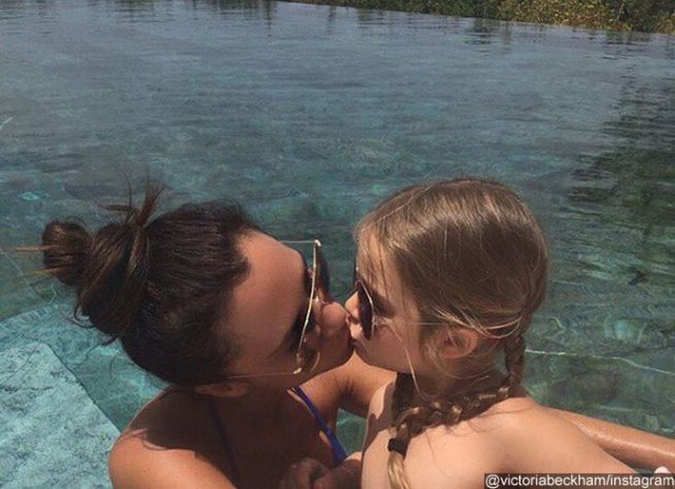Виктория Бекъм целува дъщеря си