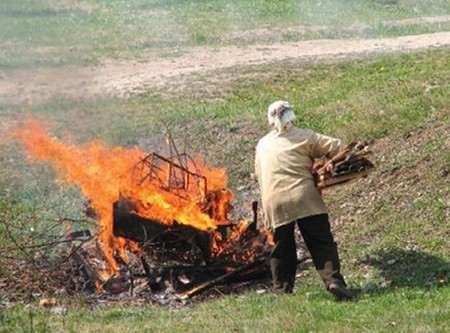 Изгаряне на суха трева