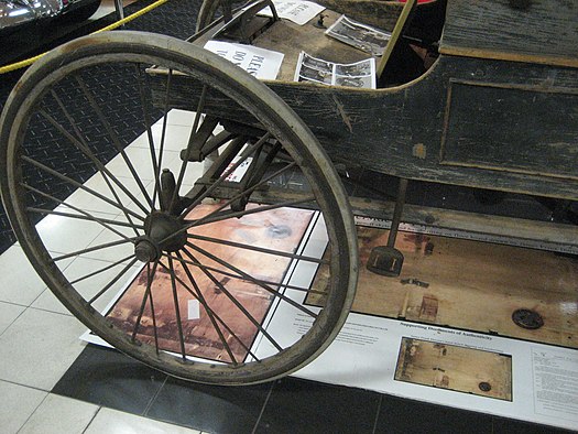 Робърт Уилям Томсън е шотландски изобретател, създал първообраза на пневматичната автомобилна гума.