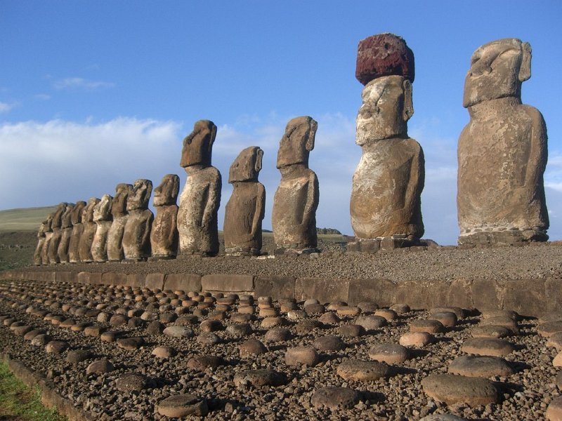 Великденски остров, Аху, каменни стаути моаи