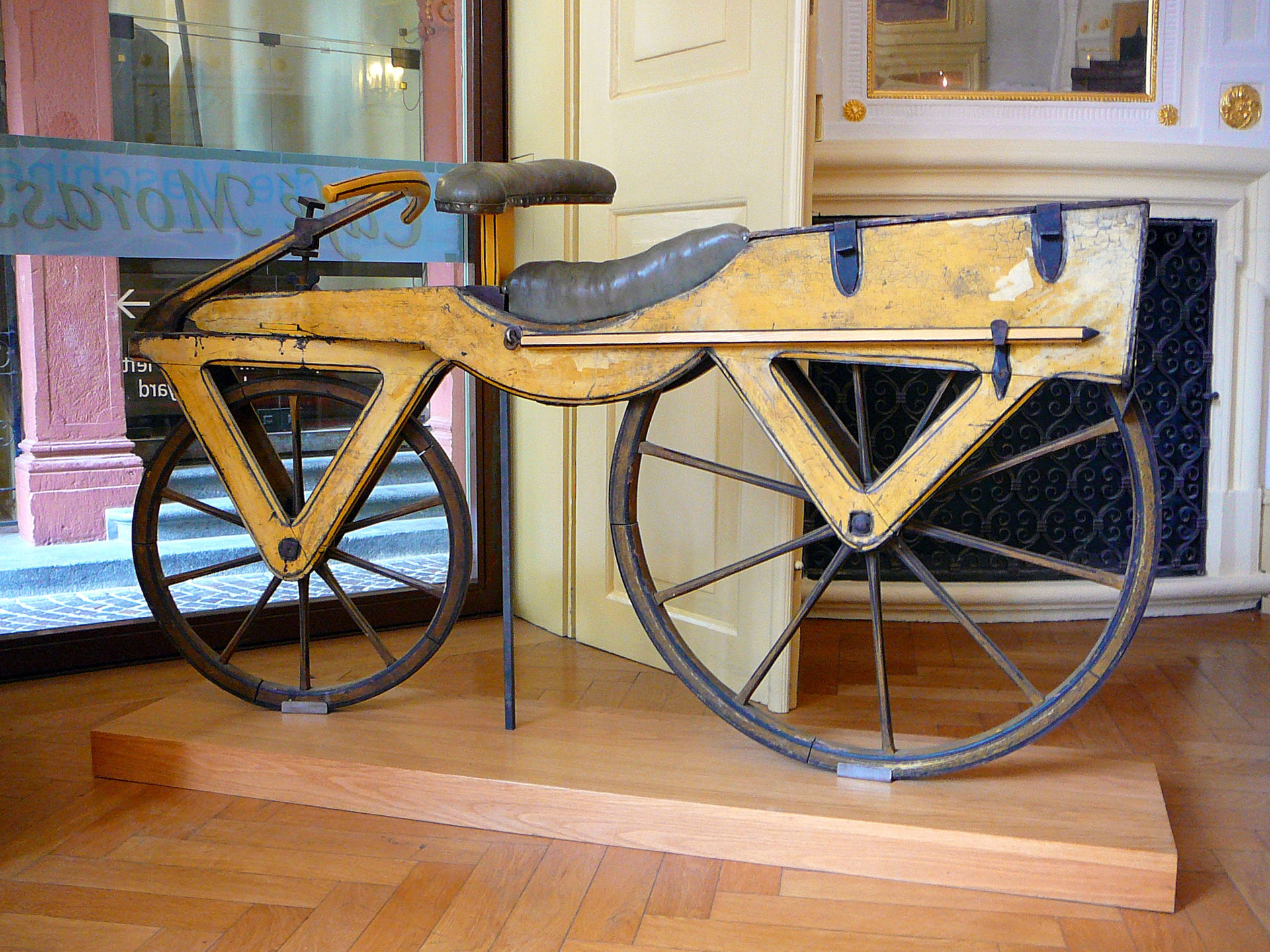 Дървена дрезина от 1820 година, прототипът на велосипеда