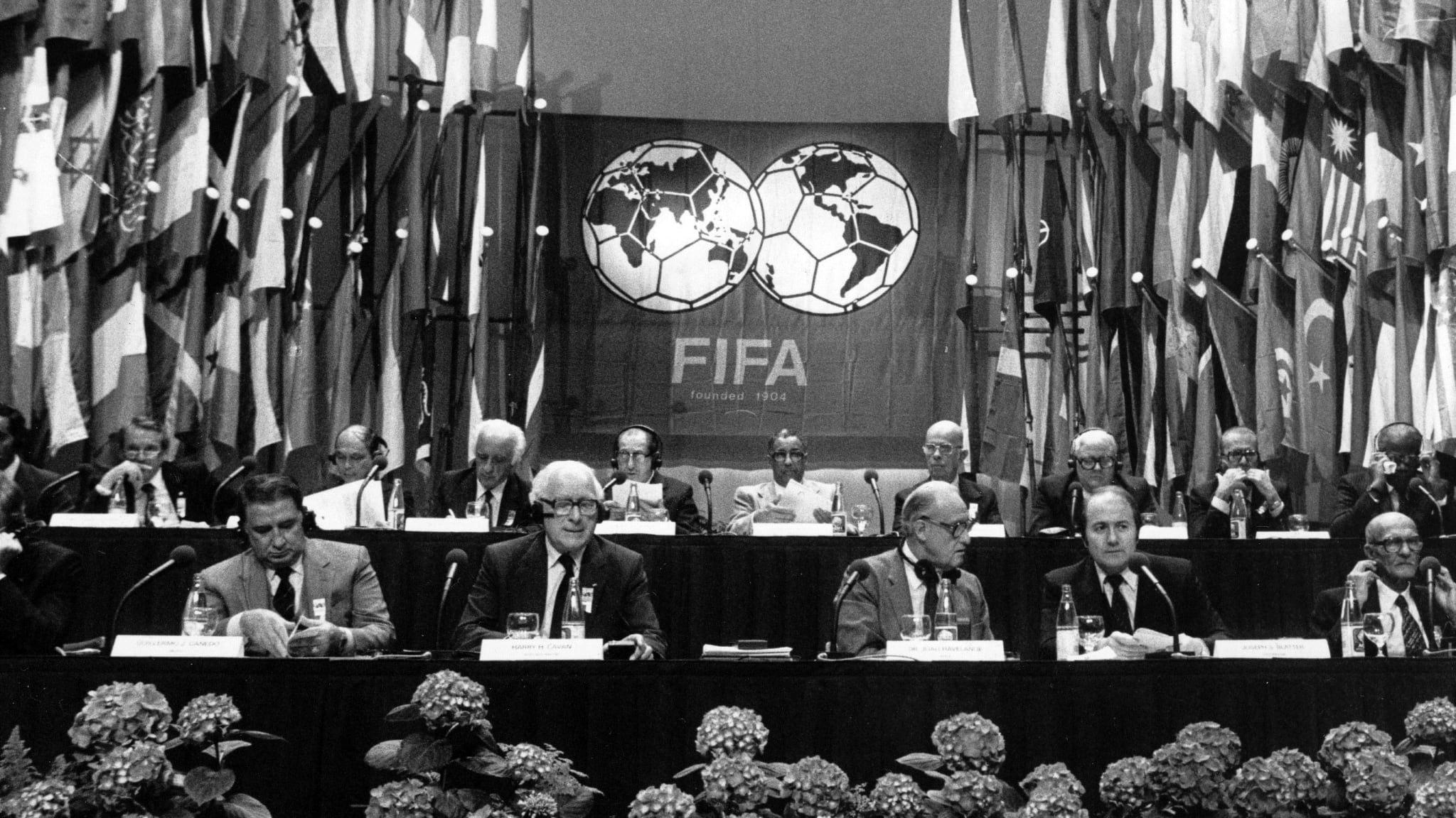 FIFA  е основана 1904 г.