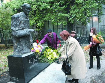 Йордан Радичков - паметник в София
