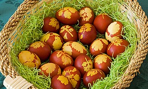 Боядисване на яйца с листа от здравец, магданоз