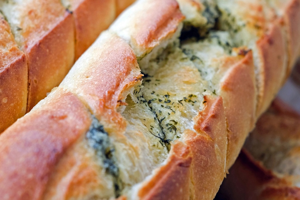 Хляб с билки и сирене