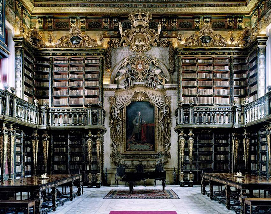 Библиотеката на Университета в Коимбра, Португалия.